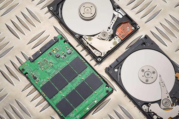 Quelle est la stratégie optimale pour partitionner un SSD dans un environnement multi-système d'exploitation ?