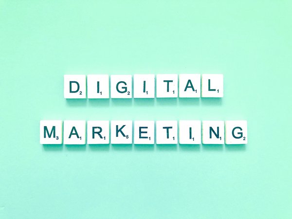 Transformez votre présence en ligne avec un consultant marketing digital